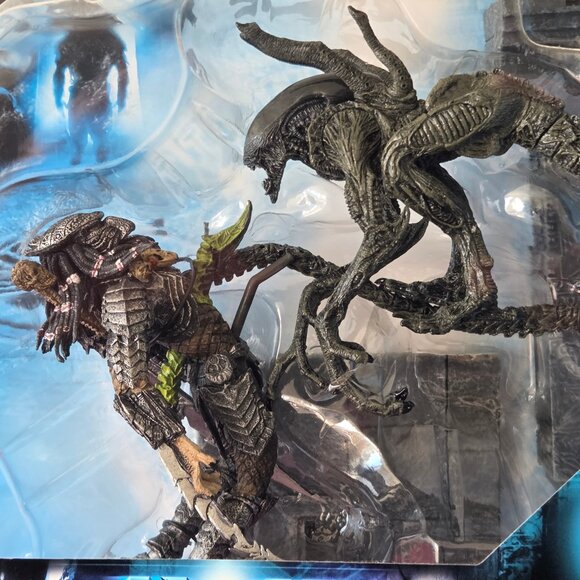 2005 ALIEN VS PREDATOR ACTION FIGURES, COMPLETE SET, MINT IN THE BOX!!! - Picture 4 of 10